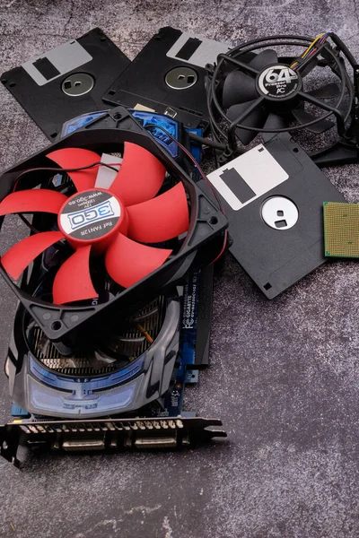 Koyu çimento benzeri arka planda eski ve kullanılmış bilgisayar parçaları grubu. Geri dönüşüm ve e-atık kavramı.