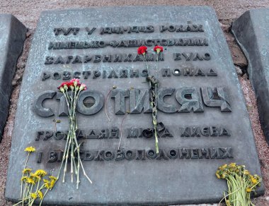 Kiev, Ukrayna 15 Mayıs 2021: Nazi toplu katliamı yapılan Babi Yar anıtı Roman, Yahudi ve Sovyet savaş esirlerinin 2.