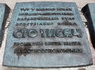 Kiev, Ukrayna 15 Mayıs 2021: Nazi toplu katliamı yapılan Babi Yar anıtı Roman, Yahudi ve Sovyet savaş esirlerinin 2.