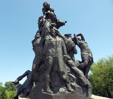 Kiev, Ukrayna 15 Mayıs 2021: Nazi toplu katliamı yapılan Babi Yar anıtı Roman, Yahudi ve Sovyet savaş esirlerinin 2.