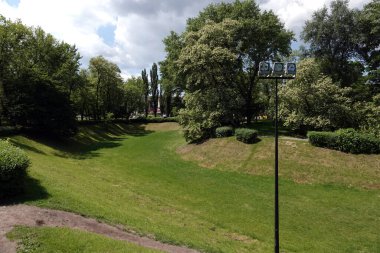 Kiev, Ukrayna 15 Mayıs 2021: Nazi toplu katliamı yapılan Babi Yar anıtı Roman, Yahudi ve Sovyet savaş esirlerinin 2.