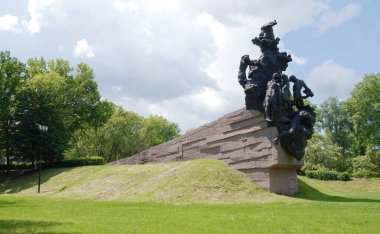 Kiev, Ukrayna 15 Mayıs 2021: Nazi toplu katliamı yapılan Babi Yar anıtı Roman, Yahudi ve Sovyet savaş esirlerinin 2.