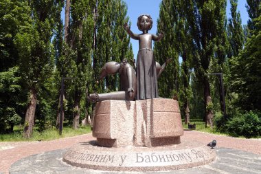 Kiev, Ukrayna 15 Mayıs 2021: Nazi toplu katliamı yapılan Babi Yar anıtı Roman, Yahudi ve Sovyet savaş esirlerinin 2.