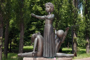 Kiev, Ukrayna 15 Mayıs 2021: Nazi toplu katliamı yapılan Babi Yar anıtı Roman, Yahudi ve Sovyet savaş esirlerinin 2.