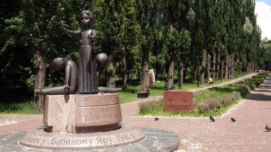 Kiev, Ukrayna 15 Mayıs 2021: Nazi toplu katliamı yapılan Babi Yar anıtı Roman, Yahudi ve Sovyet savaş esirlerinin 2.