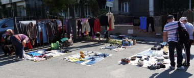 Kiev, Ukrayna 11 Eylül 2021: Kiev kentindeki Petrovka metro istasyonu yakınlarındaki antika pazarında insanlar, sıra sıra mal ve koridorlar