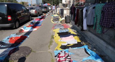 Kiev, Ukrayna 11 Eylül 2021: Kiev kentindeki Petrovka metro istasyonu yakınlarındaki antika pazarında insanlar, sıra sıra mal ve koridorlar