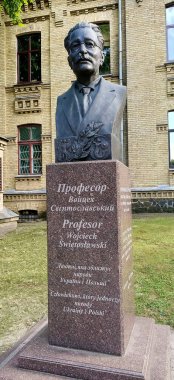 Kiev, Ukrayna 6 Temmuz 2021: Ukrayna Ulusal Teknik Üniversitesi 'nin Kiev Politeknik Enstitüsü' nün Kiev kentinde adını verdiği Profesör Wojciech Sventoslavsky Anıtı