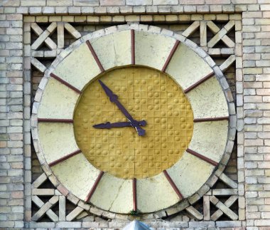 Kiev, Ukrayna 6 Temmuz 2021: Ukrayna 'daki Ulusal Teknik Üniversitesi' nin inşasına ilişkin antika saat - Kiev Politeknik Enstitüsü 'nün adını Kiev şehrindeki Sikorsky' den almıştır.