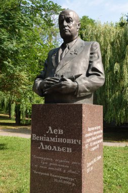 Kiev, Ukrayna 6 Temmuz 2021: Anıt - Turbojet motorlarının tasarımcısı, KPI öğrencisi, Arkhip Mikhailovich Lyulka Kiev Politeknik Üniversitesi - KPI