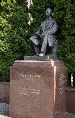 Kiev, Ukrayna 7 Temmuz 2021: Metalurji ve metal teknolojisi alanında Kiev Paton Boris Evgenievich bilim adamı anıtı