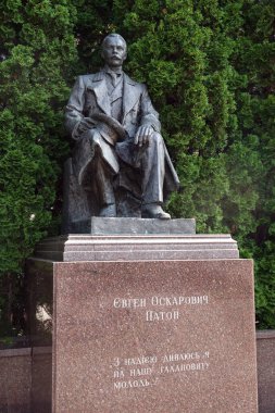 Kiev, Ukrayna 7 Temmuz 2021: Metalurji ve metal teknolojisi alanında Kiev Paton Boris Evgenievich bilim adamı anıtı