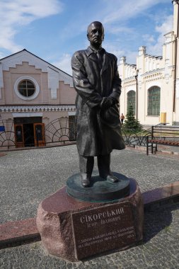 Kiev, Ukrayna 10 Haziran 2021: İgor İvanoviç Sikorsky Anıtı, Rus ve Amerikan uçak tasarımcısı, bilim adamı, mucit, filozof.