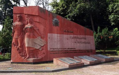 Kiev, Ukrayna 16 Haziran 2021: 2. Dünya Savaşı 'nda öldürülen KPI öğrencileri ve öğretmenleri için Kiev Politeknik Üniversitesi yakınlarına bir anıt dikildi.