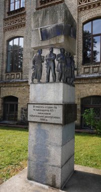 Kiev, Ukrayna 16 Haziran 2021: 1905 yılında Kiev Politeknik Üniversitesi yakınlarına KPI savunucularının mağdur öğrencileri ve öğretmenleri için bir anıt dikildi.