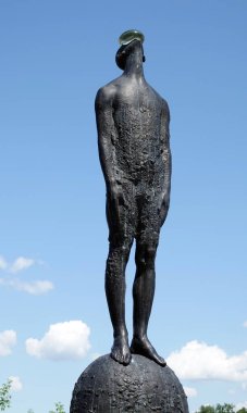 Kiev, Ukrayna 13 Haziran 2021: Yağmur adlı sanat heykeli yüzünde damla olan bir adamın yüzüdür