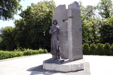 Kiev, Ukrayna 9 Haziran 2021: Ukrayna Milliyetçileri Örgütü üyesi Elena Ivanovna Teliga Ukraynalı şair ve edebiyat eleştirmeni anıtı.