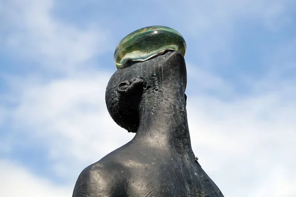 2021年6月13日 乌克兰基辅 艺术雕塑 是一个人脸上滴了一滴水的照片 — 图库照片