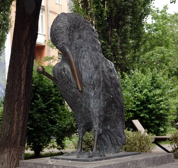 Kiev Ukraine Juin 2021 Statue Oiseau Fer Avec Une Canne — Photo