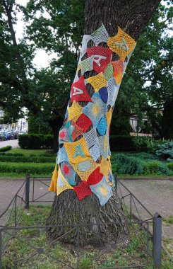 Kiev, Ukrayna 14 Haziran 2021: Farklı renklerde eşarplarla örülmüş anıt ağacı