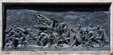 Kiev, Ukrayna 11 Temmuz 2021: 1917 devriminden kalma eski bir şehir binasında, Arsenalnaya metro istasyonu yakınlarındaki Kiev 'deki bir binanın cephesinde kurşun izleri olan bir bas-yardım