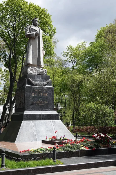 2021年5月9日 乌克兰基辅 为了纪念乌克兰人民在基辅市公园战胜法西斯主义的胜利 尼古拉 费多罗维奇 瓦图坦将军纪念碑 — 图库照片