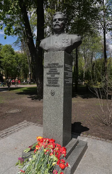 2021年5月9日 乌克兰基辅 纪念在基辅市 公园战胜法西斯主义的党派运动指挥官阿列克谢 费多罗维奇 费多洛夫的纪念碑 — 图库照片