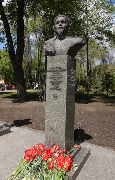 2021年5月9日 乌克兰基辅 纪念在基辅市 公园战胜法西斯主义的党派运动指挥官Sidor Artyomovich Kovpak的纪念碑 — 图库照片