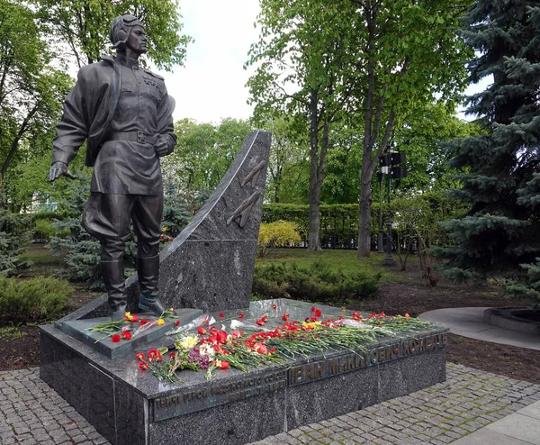 2021年5月9日 乌克兰基辅 纪念英雄飞行员伊万 尼古拉耶维奇 科热杜布在基辅 公园战胜法西斯主义的纪念碑 — 图库照片