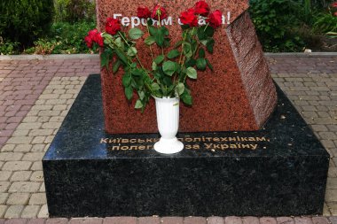 Kiev, Ukrayna 6 Temmuz 2021: Kiev Politeknik Üniversitesi yakınlarındaki Göksel Yüzler Anıtı