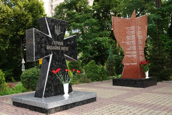 キエフ ウクライナ2021年7月6日 キエフの都市キエフ工科大学近くの天の何百もの記念碑 — ストック写真