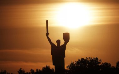 Kiev, Ukrayna 9 Ekim 2021: 2. Dünya Savaşı 'nda faşizme karşı kazanılan zafer onuruna SSCB döneminden titanyum 