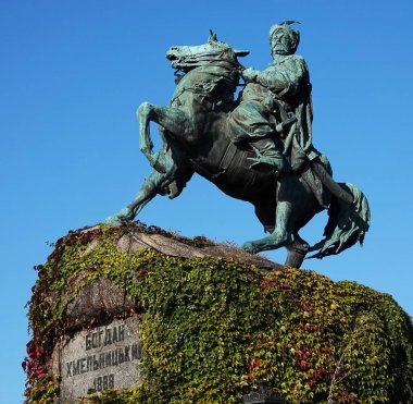 Kiev, Ukrayna 2 Ekim 2021: Kiev 'de elinde topuzla at üstünde Hetman Bogdan Khmelnitsky Anıtı