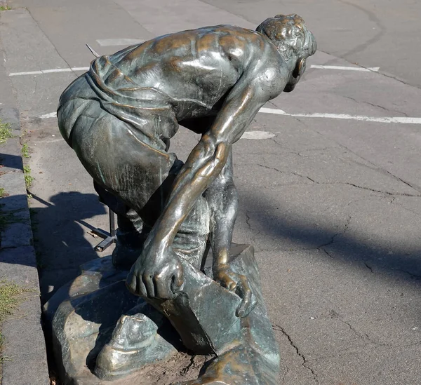 Kiev Ukraine September 2021 Monument Cobblestone Weapon Proletariat Worker Unscrews — Stock Photo, Image