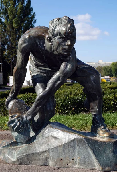 Kiev Ukraine September 2021 Monument Cobblestone Weapon Proletariat Worker Unscrews — Stock Photo, Image