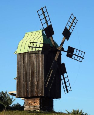 Kiev, Ukrayna 30 Eylül 2021: Halk mimarisi ve Ukrayna 'nın yaşamı açık hava müzesindeki antik değirmenler