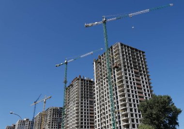 Kiev, Ukrayna 9 Temmuz 2021: Yüksek binaların inşaatı için kule vinçleri
