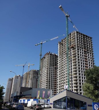 Kiev, Ukrayna 9 Temmuz 2021: Yüksek binaların inşaatı için kule vinçleri