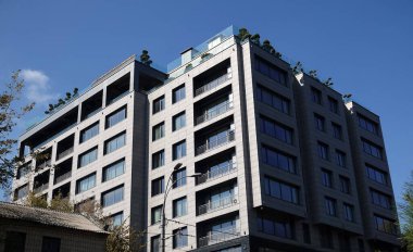 Kiev, Ukrayna 2 Ekim 2021: Kiev şehrinin çatısında kış bahçesi olan modern yeni bina