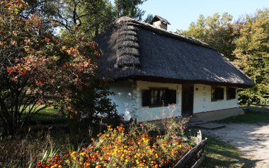 Kiev, Ukrayna 30 Eylül 2021: Kiev 'deki Ukrayna Halk Mimarisi ve Yaşamı Ulusal Müzesindeki Antik Ukrayna Kulübeleri