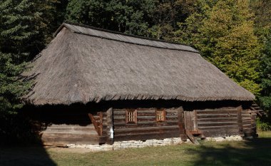 Kiev, Ukrayna 30 Eylül 2021: Kiev 'deki Ukrayna Halk Mimarisi ve Yaşamı Ulusal Müzesindeki Antik Ukrayna Kulübeleri