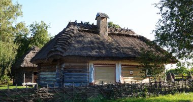 Kiev, Ukrayna 30 Eylül 2021: Kiev 'deki Ukrayna Halk Mimarisi ve Yaşamı Ulusal Müzesindeki Antik Ukrayna Kulübeleri