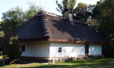 Kiev, Ukrayna 30 Eylül 2021: Kiev 'deki Ukrayna Halk Mimarisi ve Yaşamı Ulusal Müzesindeki Antik Ukrayna Kulübeleri