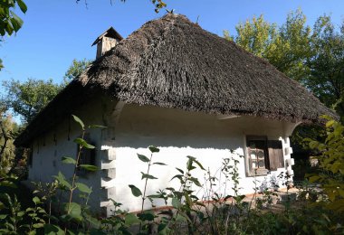 Kiev, Ukrayna 30 Eylül 2021: Kiev 'deki Ukrayna Halk Mimarisi ve Yaşamı Ulusal Müzesindeki Antik Ukrayna Kulübeleri