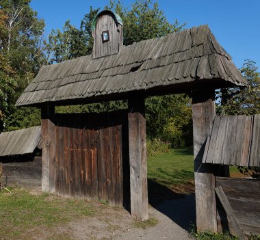 Kiev, Ukrayna 30 Eylül 2021: Ulusal Halk Mimarisi Müzesi 'nin tarihi kapısı ve Kiev' deki Ukrayna 