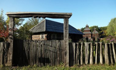 Kiev, Ukrayna 30 Eylül 2021: Ulusal Halk Mimarisi Müzesi 'nin tarihi kapısı ve Kiev' deki Ukrayna 