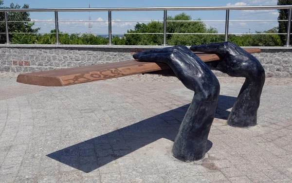 Kiev Ukraine Juin 2021 Monument Art Bench Hands Hold Board — Photo