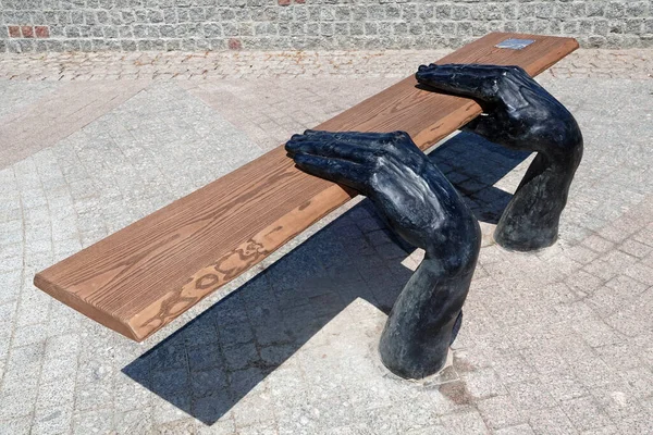 Kiev Ukraine June 2021 Monument Art Bench Hands Hold Board — Stock Photo, Image