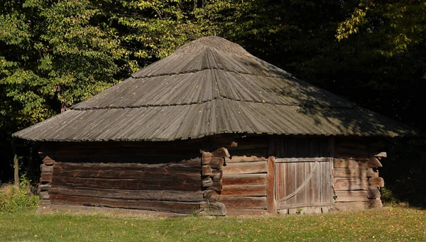 キエフ ウクライナ2021年9月30日 ウクライナの民俗建築とウクライナの生活の国立博物館の古代ウクライナの小屋キエフの ピロゴヴォ — ストック写真