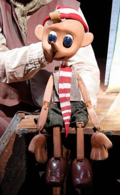 Kiev, Ukrayna 2 Eylül 2021 Kiev Kukla Tiyatrosu 'nun Altın Anahtarı masalından bebek Buratino